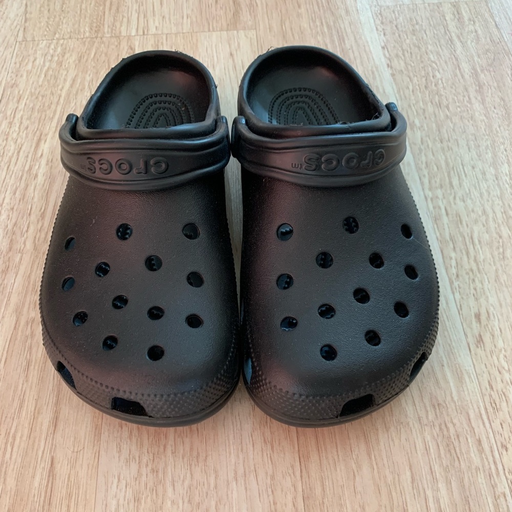 Black crocs men’s 7 women’s 9